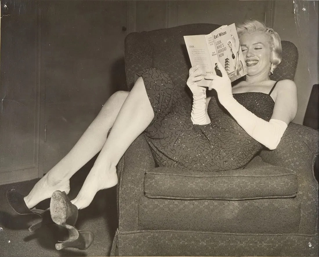 Marilyn Monroe Photo: Measures 8x 10 inches photographic print , mounted to archival board