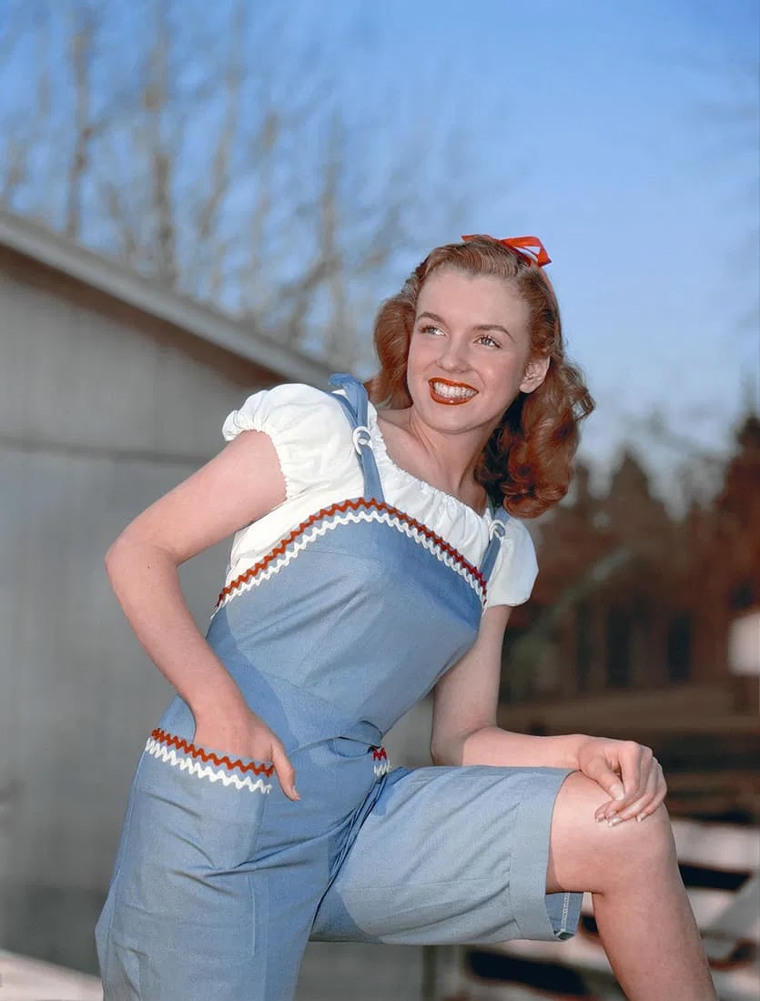 Marilyn Monroe Photo: Measures 8x 10 inches photographic print , mounted to archival board