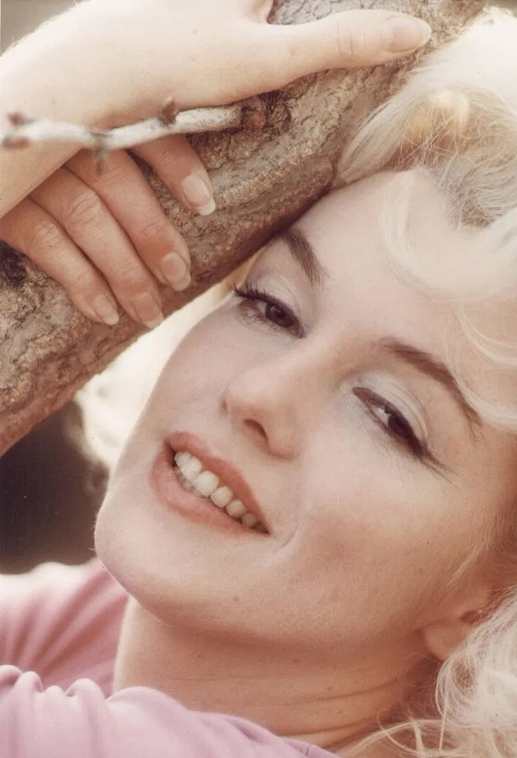 Marilyn Monroe Photo: Measures 8x 10 inches photographic print , mounted to archival board