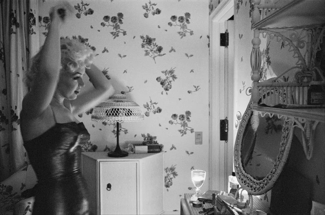 Marilyn Monroe Photo: Measures 8x 10 inches photographic print , mounted to archival board