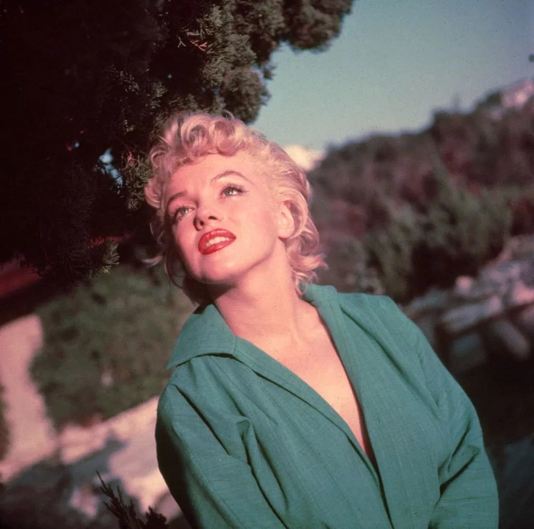 Marilyn Monroe Photo: Measures 8x 10 inches photographic print , mounted to archival board