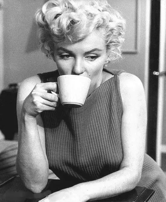 Sam Shaw Marilyn Monroe Photo: Measures 12 x 16 inches, photographic print , mounted to archival board