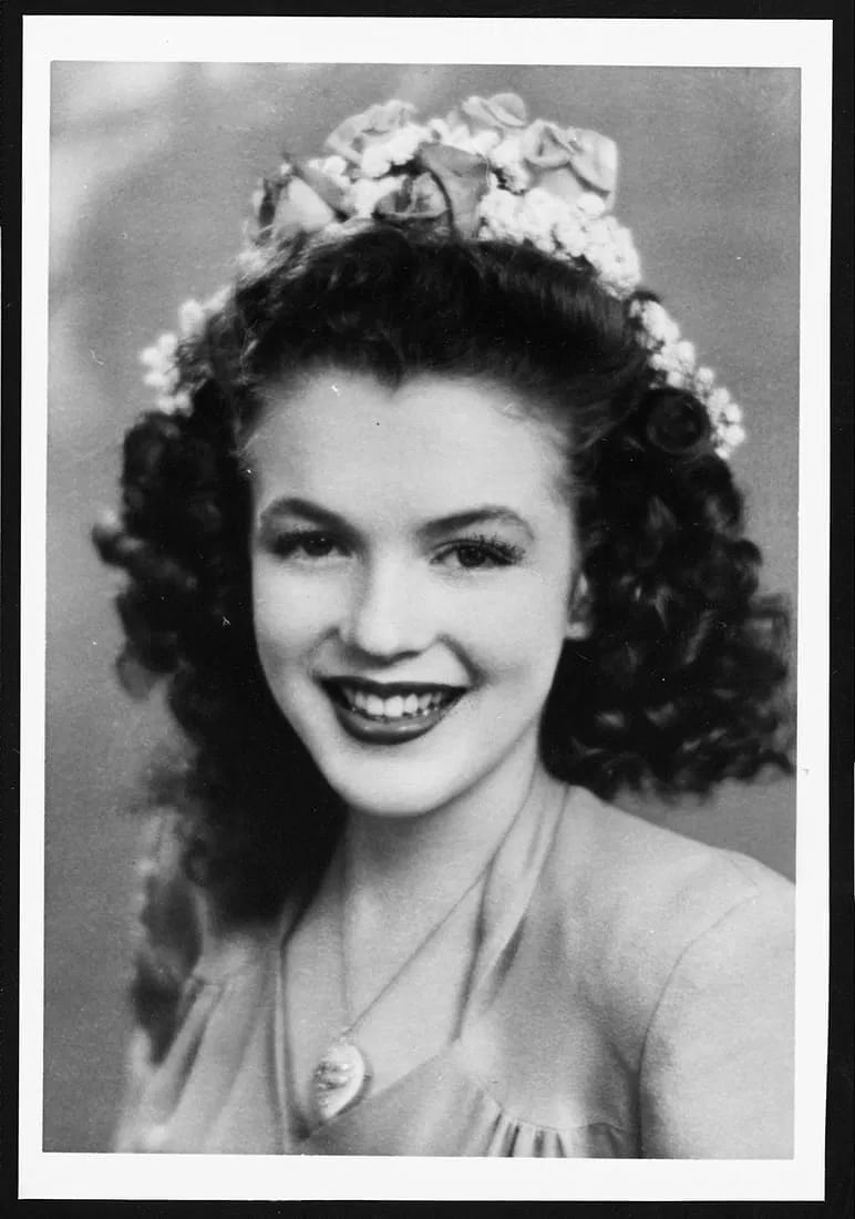 Marilyn Monroe Photo: Measures 8x 10 inches photographic print , mounted to archival board