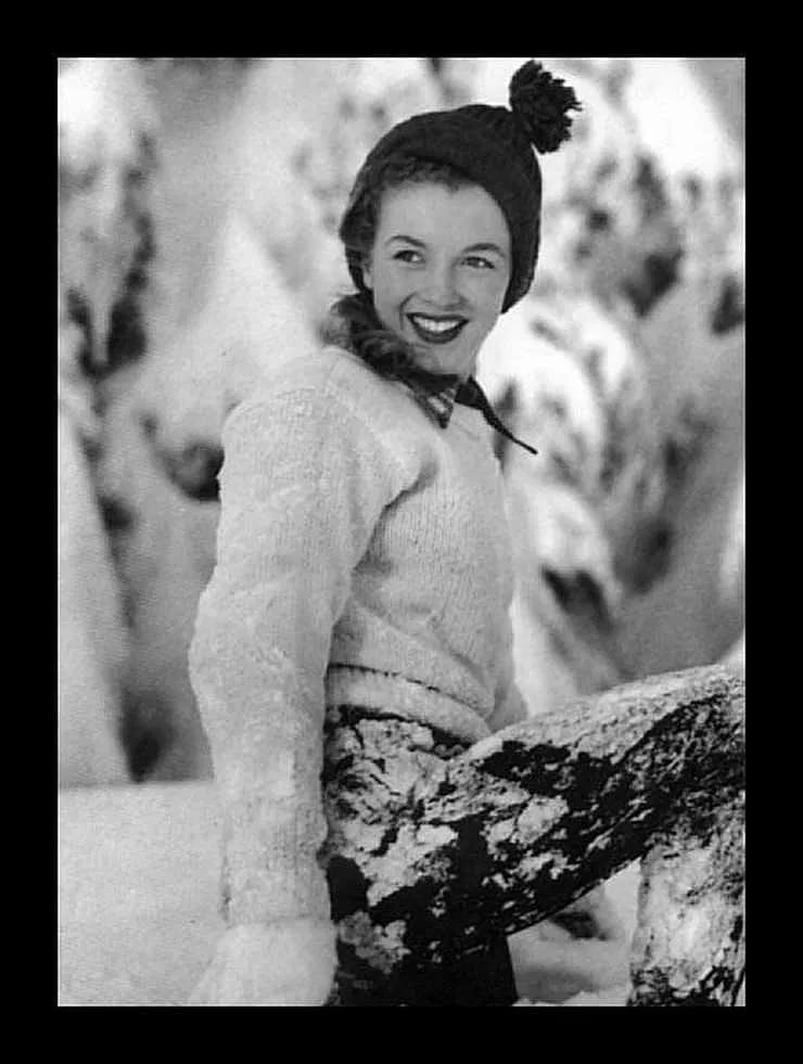 Marilyn Monroe Photo: Measures 8x 10 inches photographic print , mounted to archival board