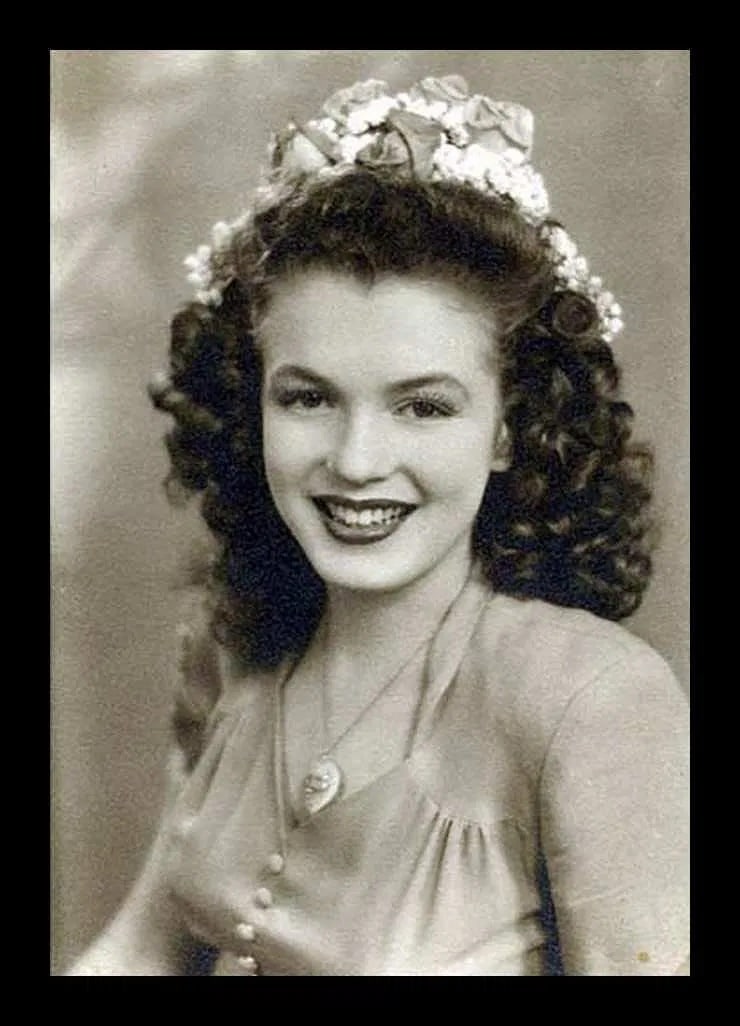 Marilyn Monroe Photo: Measures 12 x 16 inches, photographic print , mounted to archival board