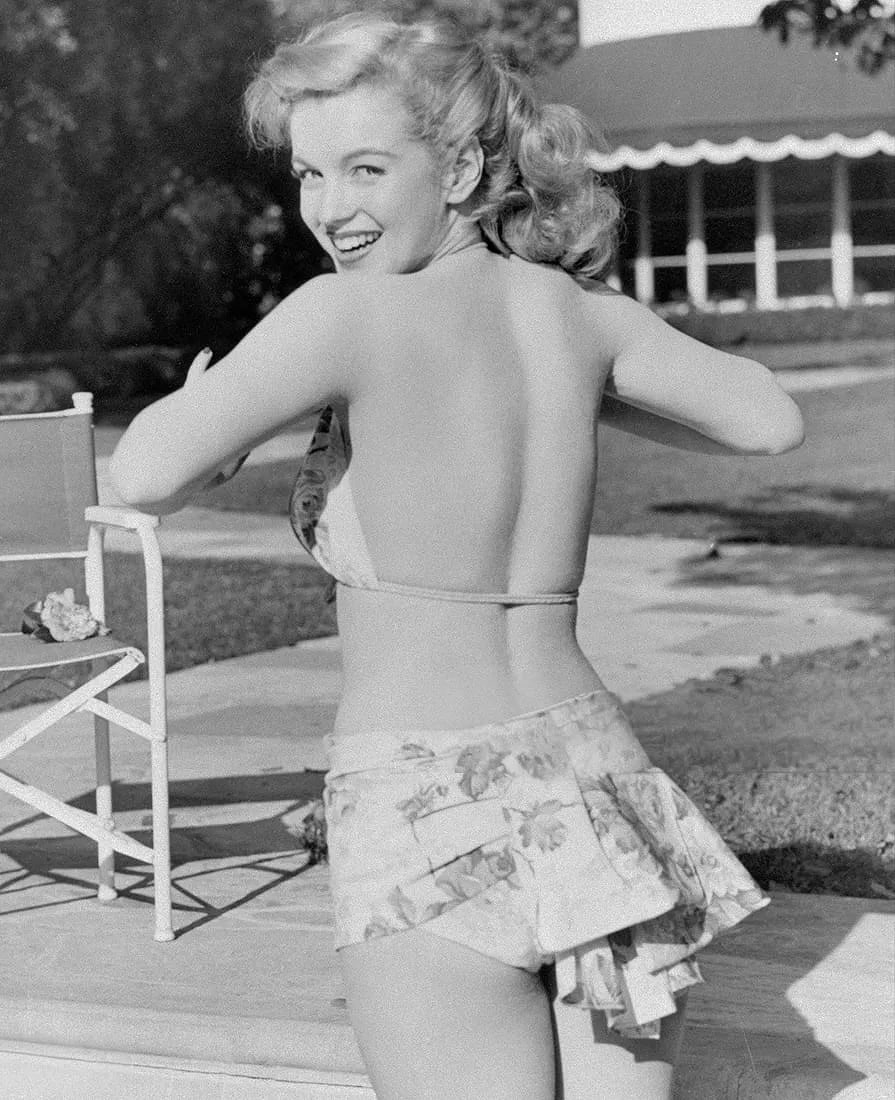 Marilyn Monroe Photo: Measures 8x 10 inches photographic print , mounted to archival board