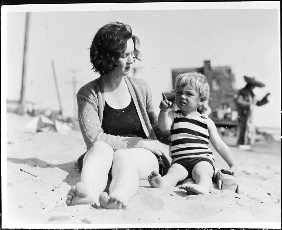 Marilyn Monroe Photo: Measures 8x 10 inches photographic print , mounted to archival board