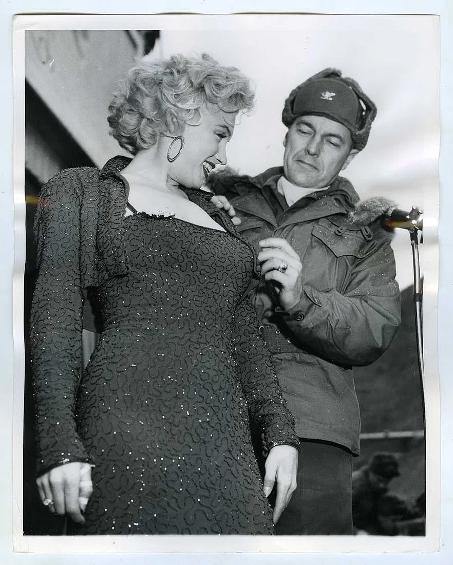 Marilyn Monroe Photo: Measures 8x 10 inches photographic print , mounted to archival board