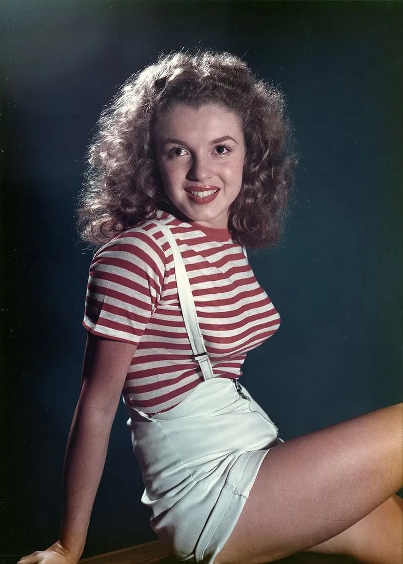 Sam Shaw Marilyn Monroe Photo: Measures 8x 10 inches photographic print , mounted to archival board