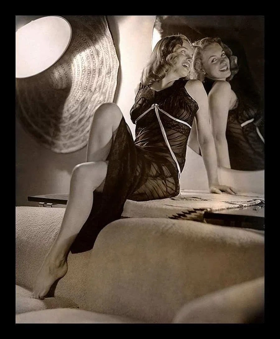 Marilyn Monroe Photo: Measures 12 x 16 inches, photographic print , mounted to archival board