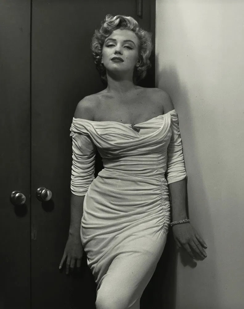 Marilyn Monroe Photo: Measures 8x 10 inches photographic print , mounted to archival board