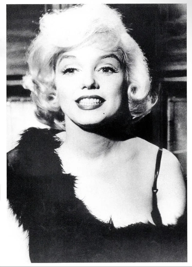 Marilyn Monroe Photo: Measures 8x 10 inches photographic print , mounted to archival board