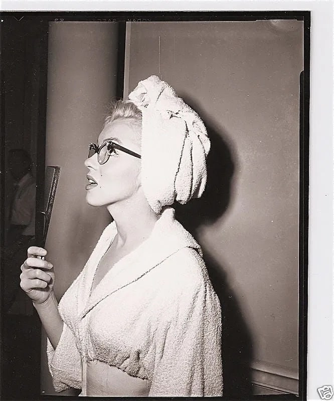 Marilyn Monroe Photo: Measures 8x 10 inches photographic print , mounted to archival board