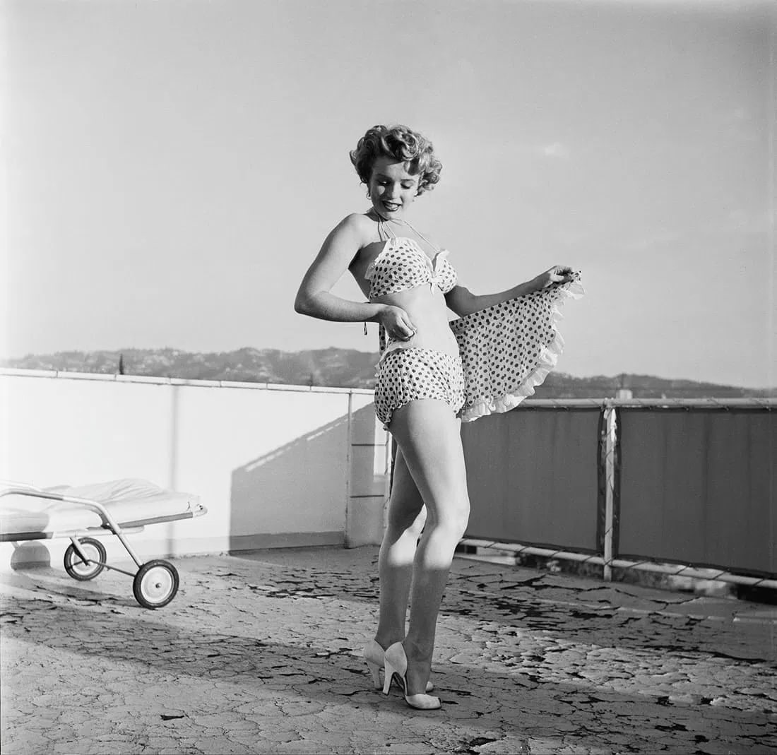 Marilyn Monroe Photo: Measures 12 x 16 inches, photographic print , mounted to archival board