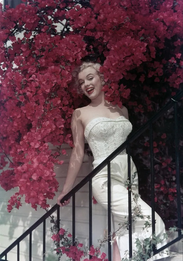 Marilyn Monroe Photo: Measures 8x 10 inches photographic print , mounted to archival board