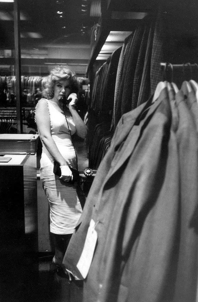 Marilyn Monroe Photo: Measures 8x 10 inches photographic print , mounted to archival board