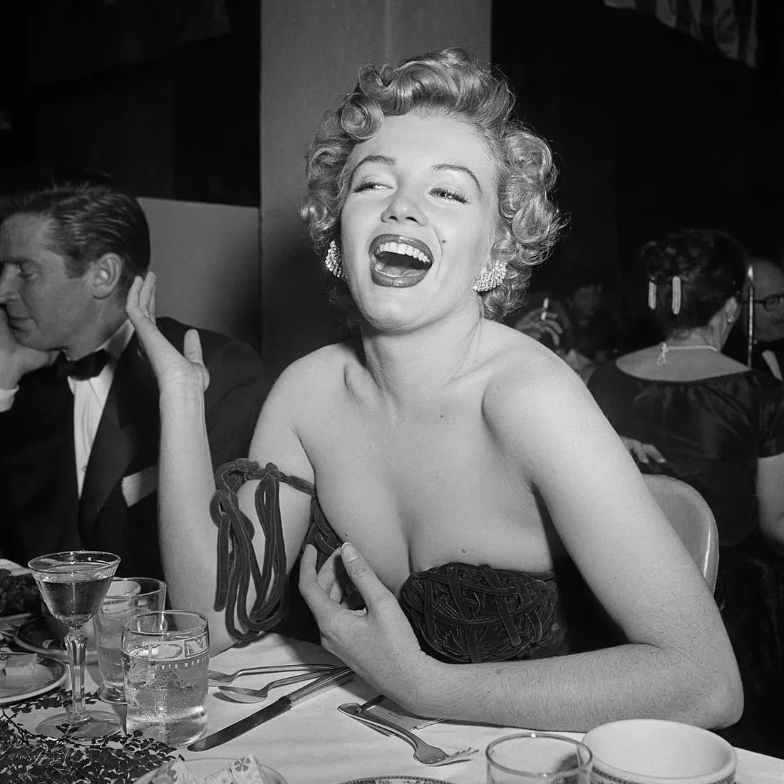 Marilyn Monroe Photo: Measures 8x 10 inches photographic print , mounted to archival board
