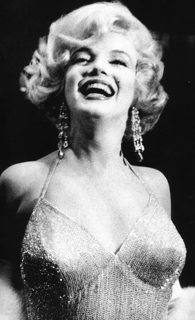Marilyn Monroe Photo: Measures 8x 10 inches photographic print , mounted to archival board