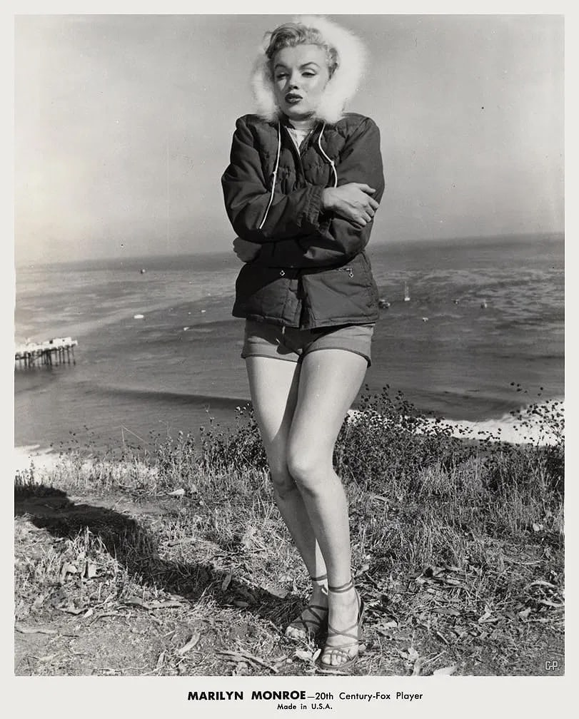 Marilyn Monroe Photo: Measures 8x 10 inches photographic print , mounted to archival board