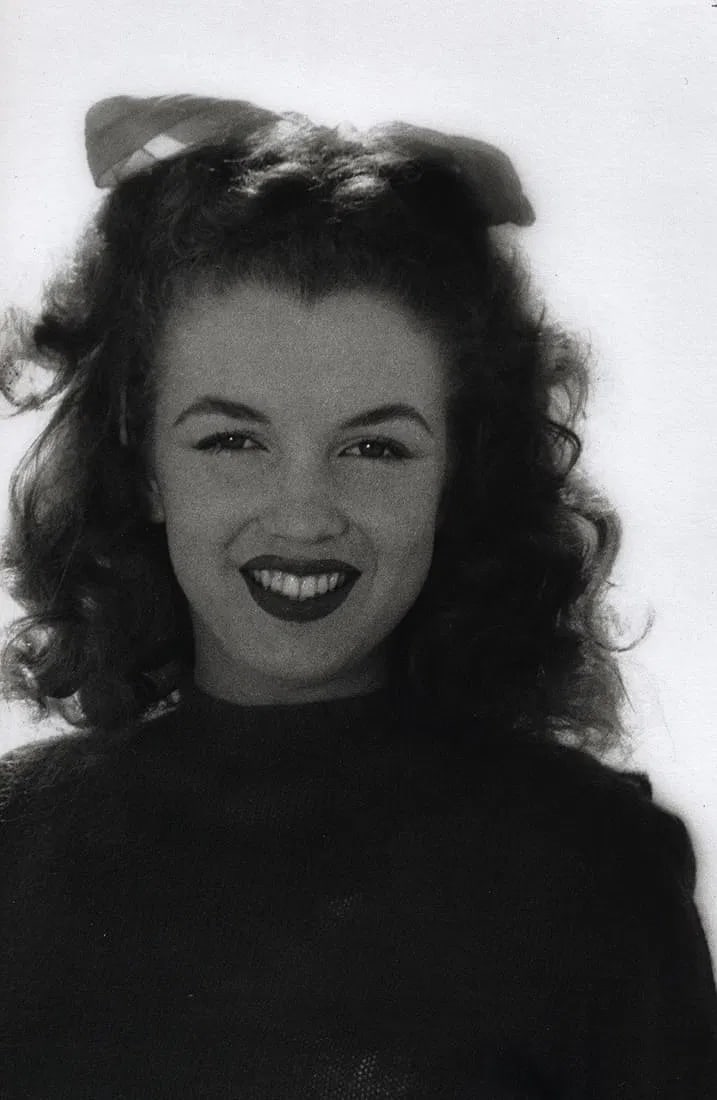 Marilyn Monroe Photo: Measures 8x 10 inches photographic print , mounted to archival board