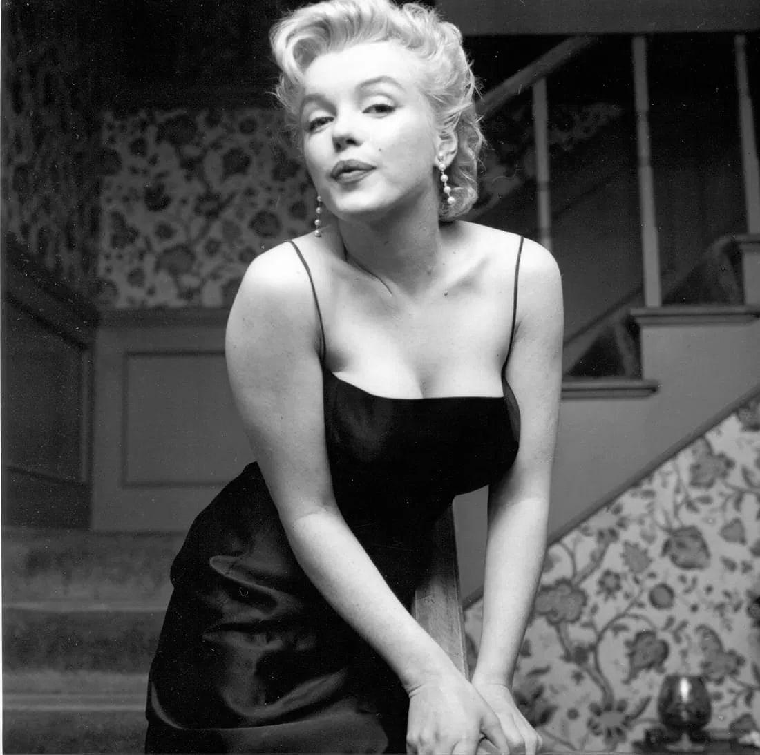 Marilyn Monroe Photo: Measures 8x 10 inches photographic print , mounted to archival board