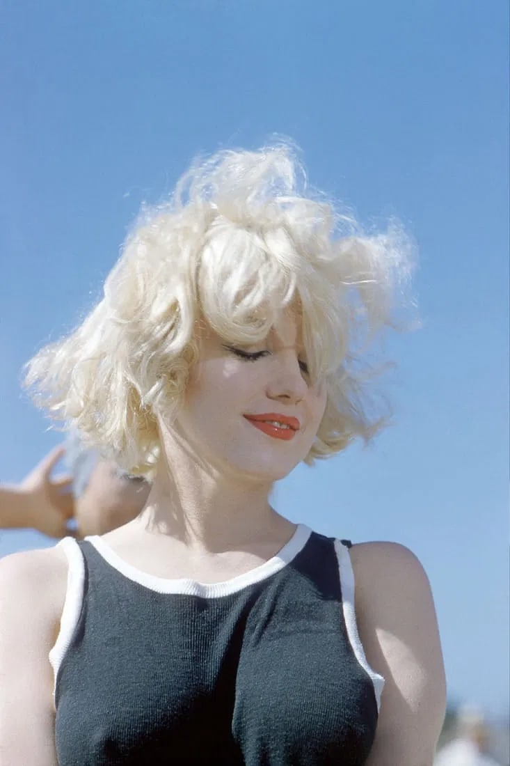 Marilyn Monroe Photo: Measures 8x 10 inches photographic print , mounted to archival board