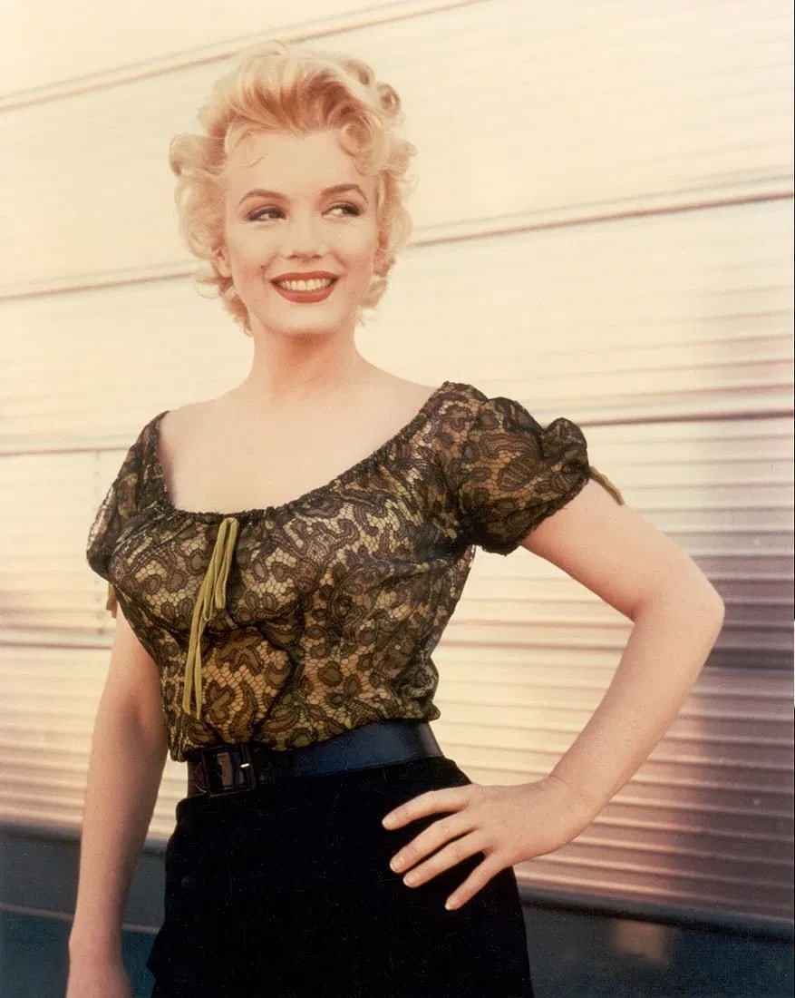 Marilyn Monroe Photo: Measures 8x 10 inches photographic print , mounted to archival board