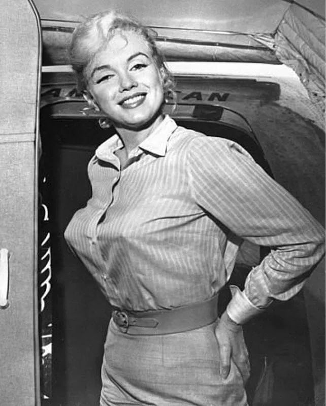 MARILYN MONROE (AMERICAN) PRINT ON PAPER: Marilyn Monroe (American) Print on Paper.