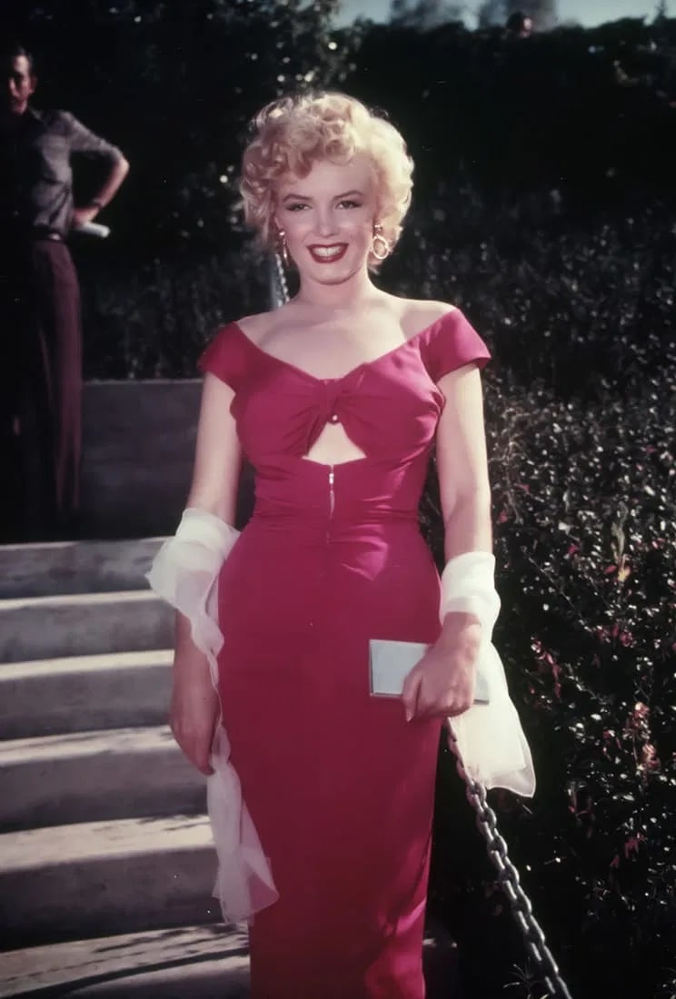MARILYN MONROE (AMERICAN) PRINT ON PAPER: Marilyn Monroe (American) Print on Paper.
