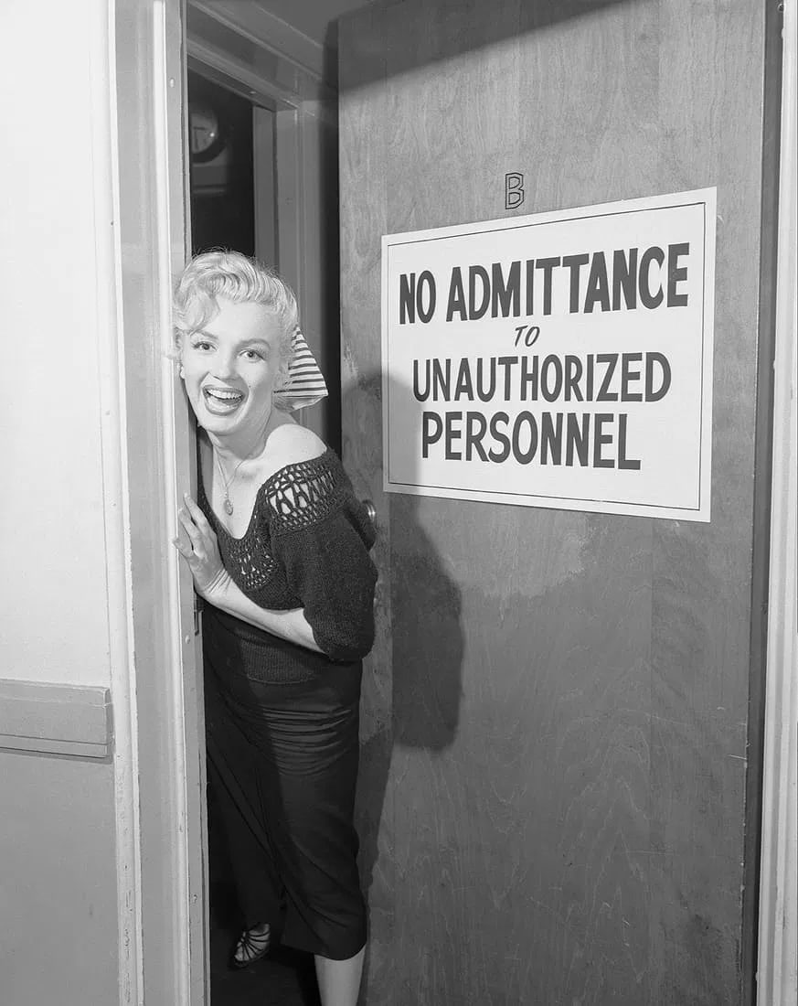 MARILYN MONROE (AMERICAN) PRINT ON PAPER: Marilyn Monroe (American) Print on Paper.
