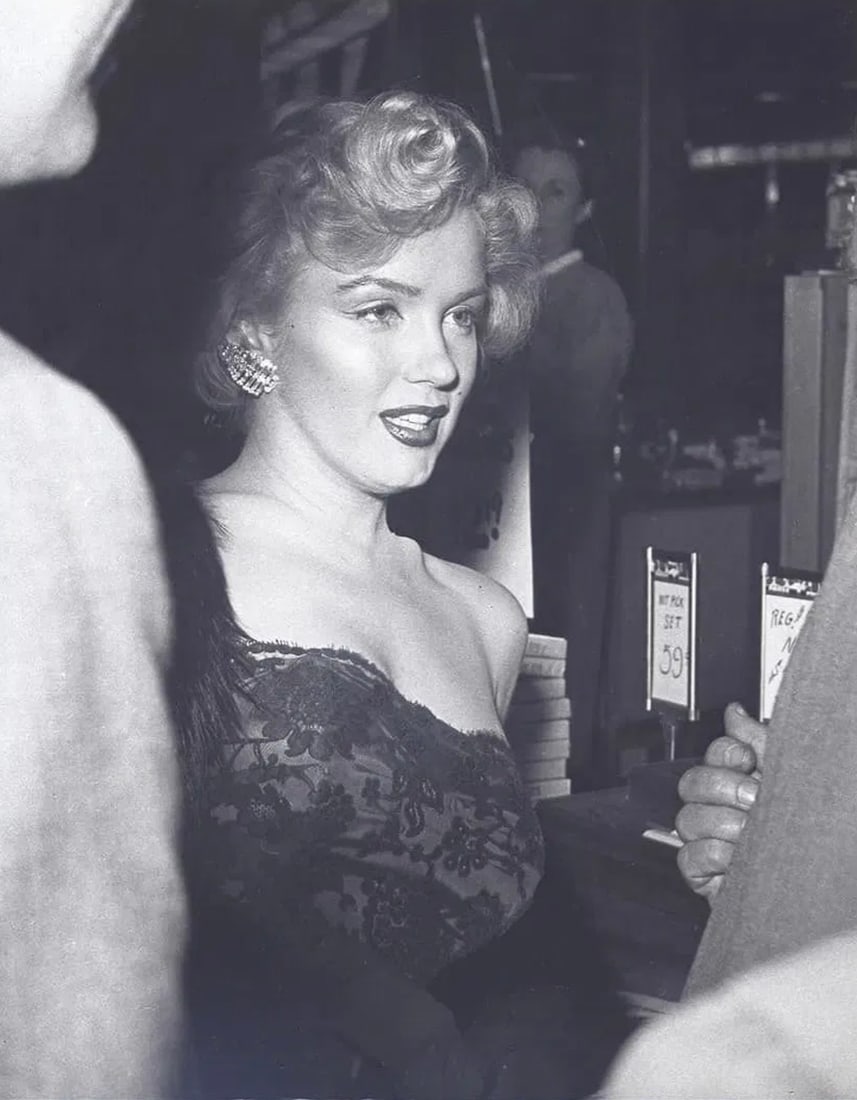 MARILYN MONROE (AMERICAN) PRINT ON PAPER: Marilyn Monroe (American) Print on Paper.