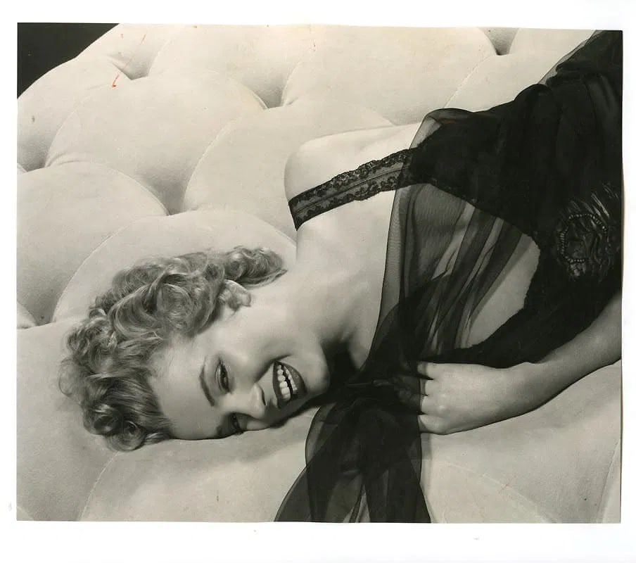 MARILYN MONROE (AMERICAN) PRINT ON PAPER: Marilyn Monroe (American) Print on Paper.