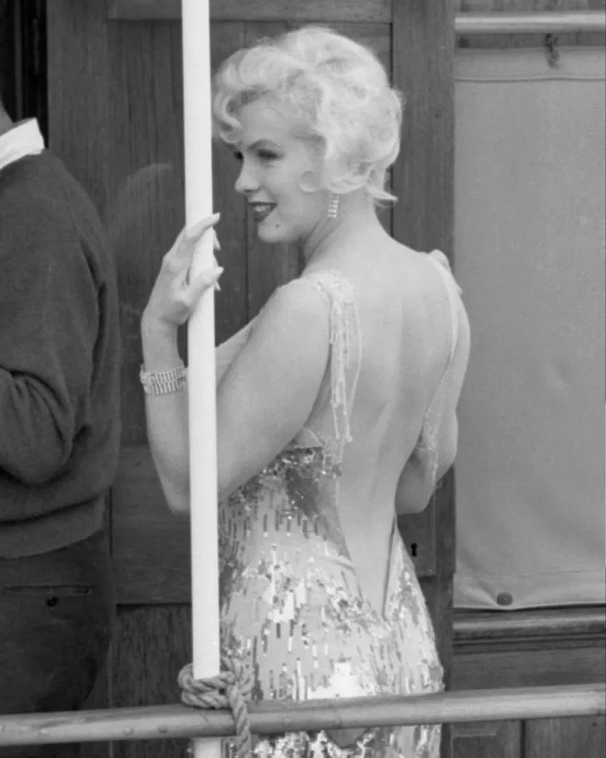 MARILYN MONROE (AMERICAN) PRINT ON PAPER: Marilyn Monroe (American) Print on Paper.