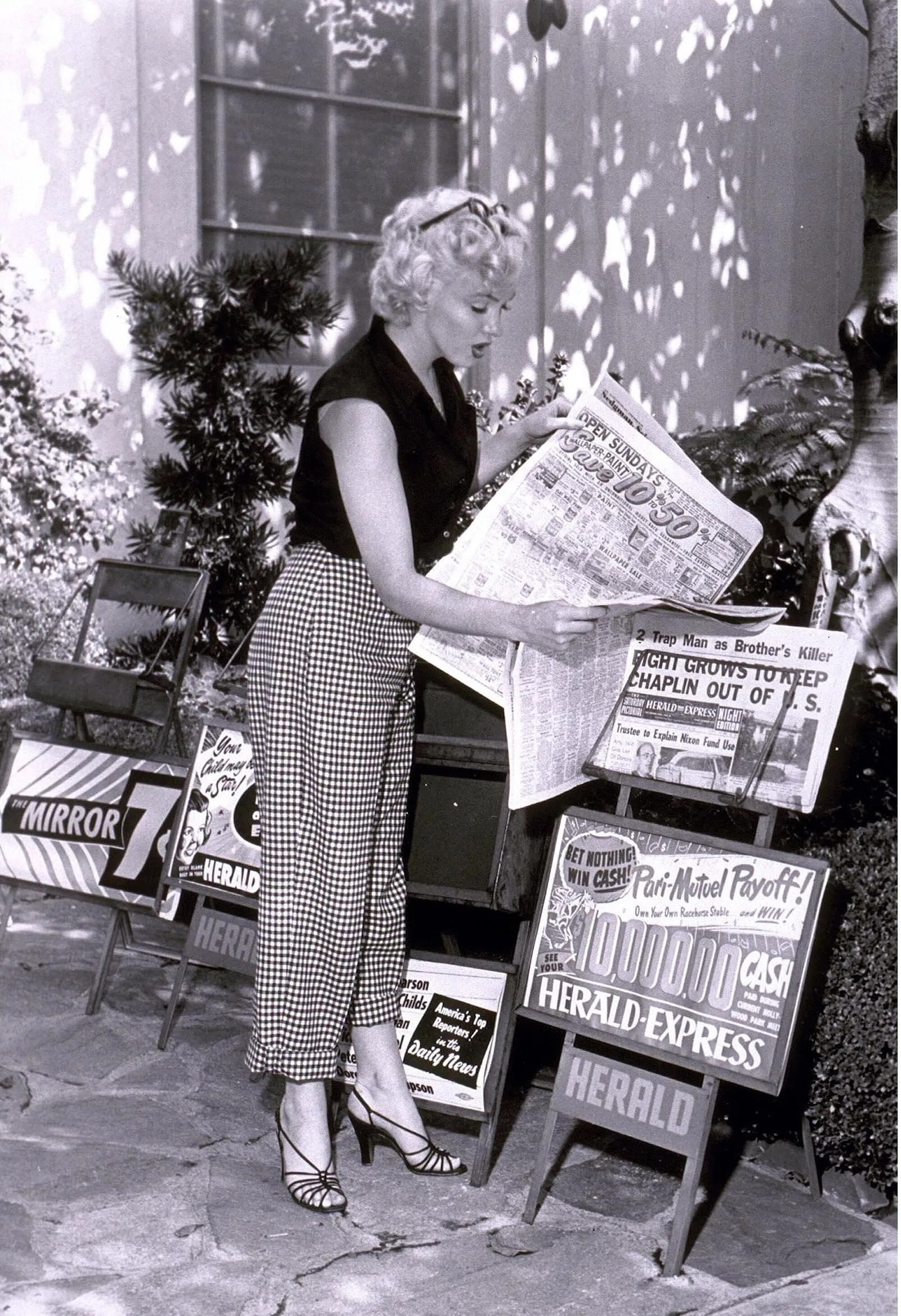 MARILYN MONROE (AMERICAN) PRINT ON PAPER: Marilyn Monroe (American) Print on Paper.