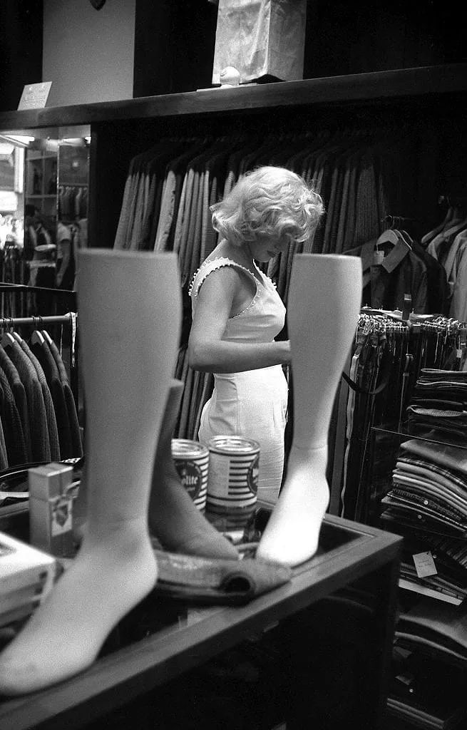 MARILYN MONROE (AMERICAN) PRINT ON PAPER: Marilyn Monroe (American) Print on Paper.
