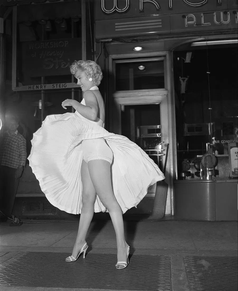 MARILYN MONROE (AMERICAN) PRINT ON PAPER: Marilyn Monroe (American) Print on Paper.