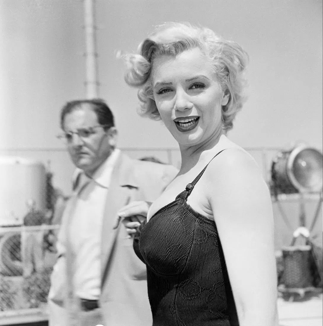 MARILYN MONROE (AMERICAN) PRINT ON PAPER: Marilyn Monroe (American) Print on Paper.