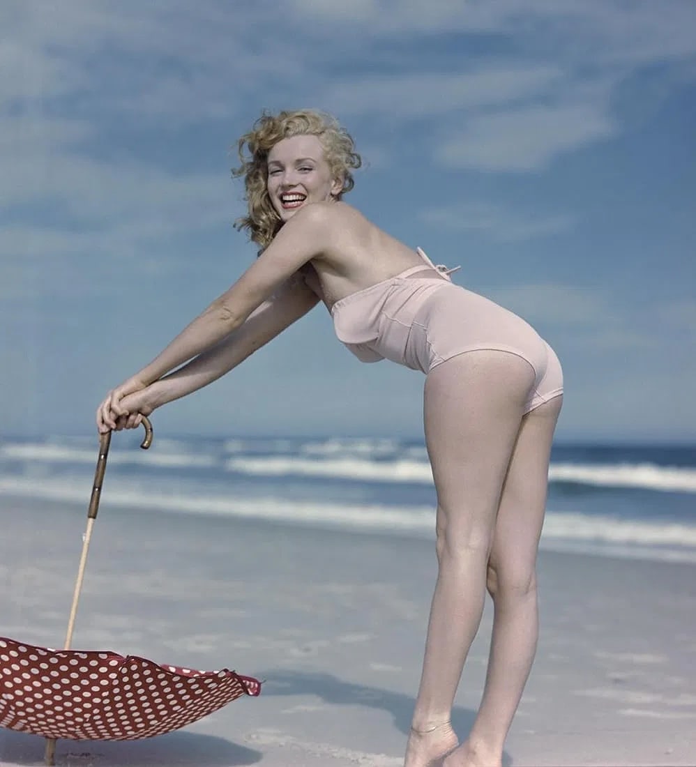 MARILYN MONROE (AMERICAN) PRINT ON PAPER: Marilyn Monroe (American) Print on Paper.