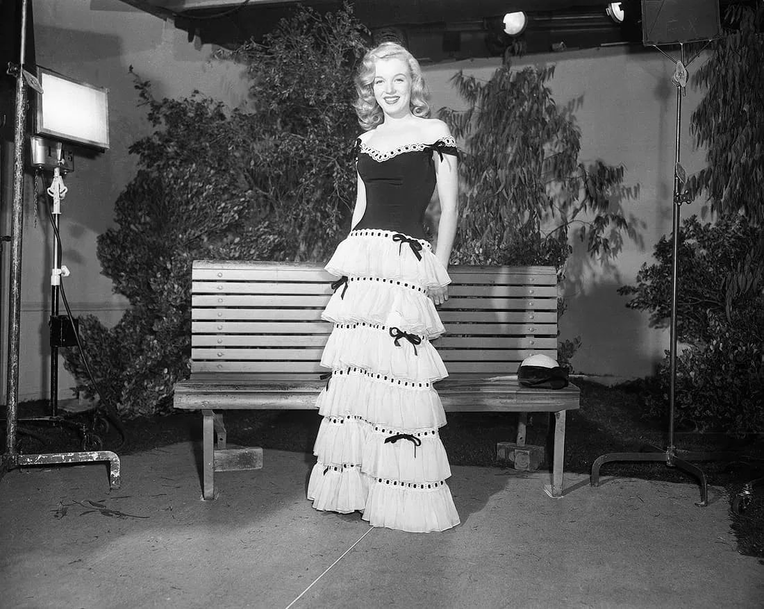 MARILYN MONROE (AMERICAN) PRINT ON PAPER: Marilyn Monroe (American) Print on Paper.