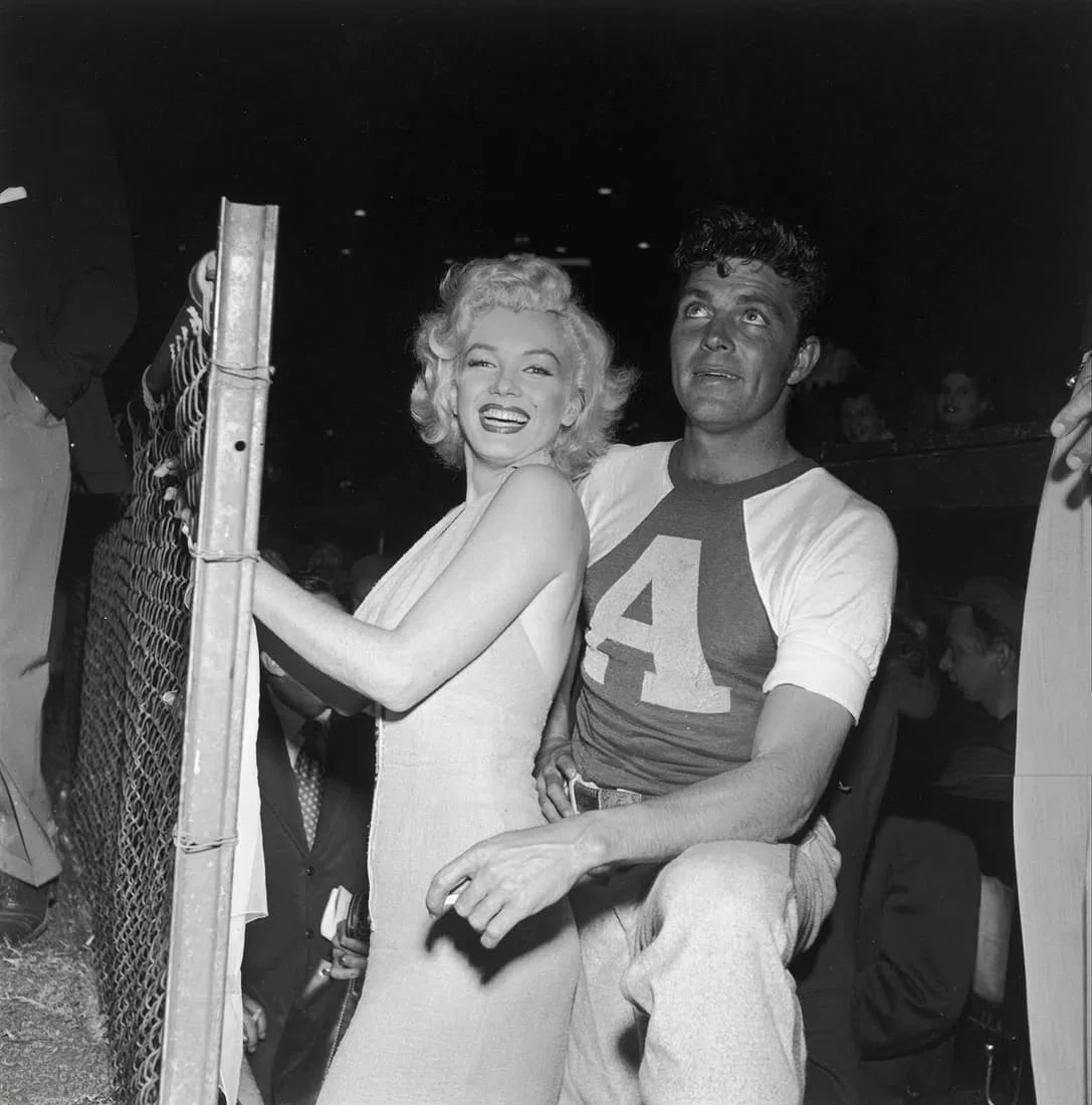 EARL THEISEN MARILYN MONROE (AMERICAN) PRINT ON PAPER: Earl Theisen Marilyn Monroe (American) Print on Paper.