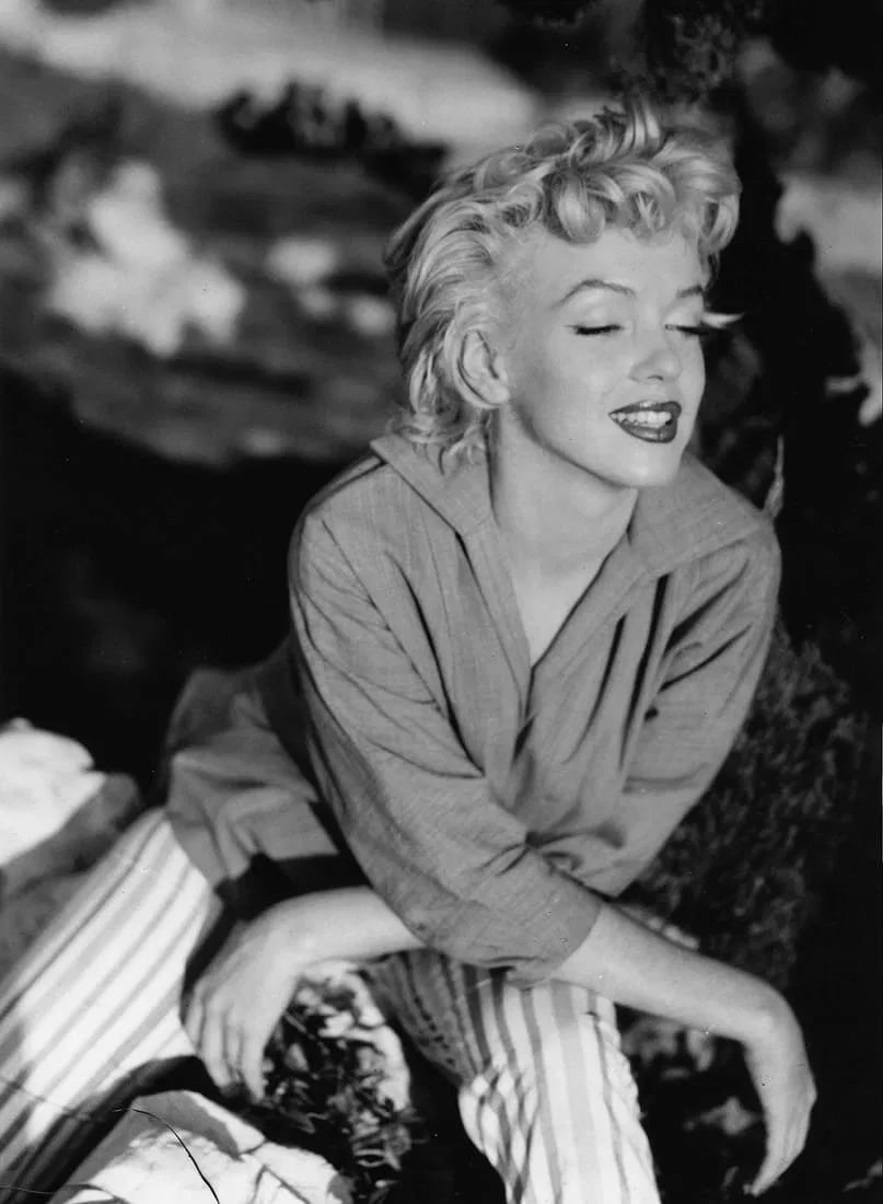 MARILYN MONROE (AMERICAN) PRINT ON PAPER: Marilyn Monroe (American) Print on Paper.