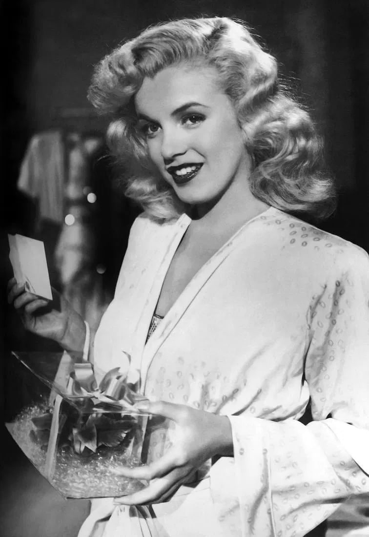 MARILYN MONROE (AMERICAN) PRINT ON PAPER: Marilyn Monroe (American) Print on Paper.