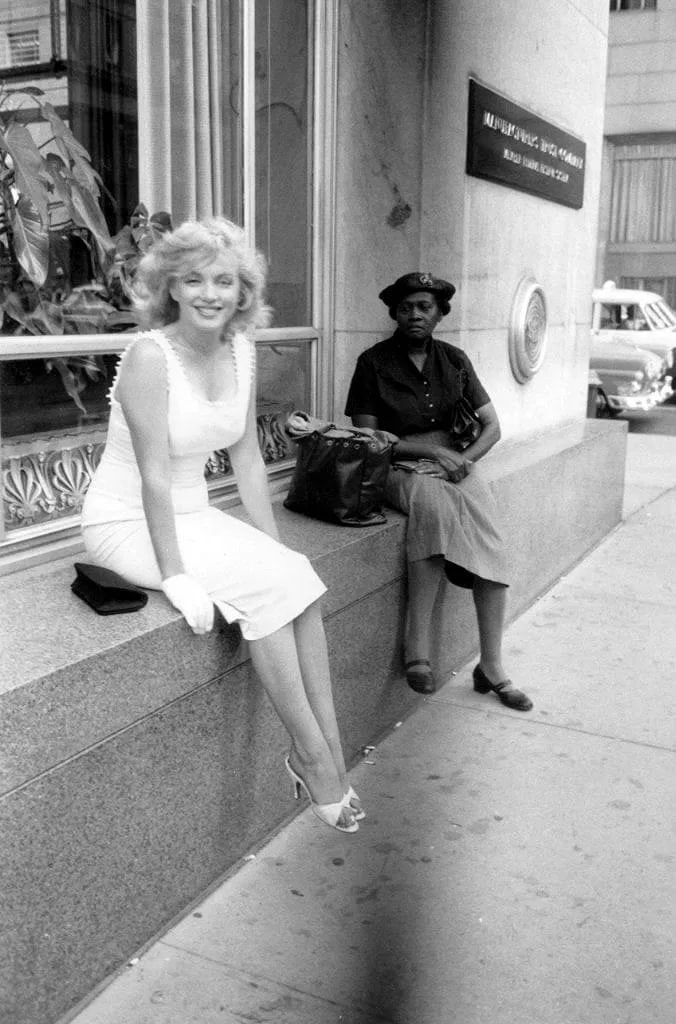 MARILYN MONROE (AMERICAN) PRINT ON PAPER: Marilyn Monroe (American) Print on Paper.