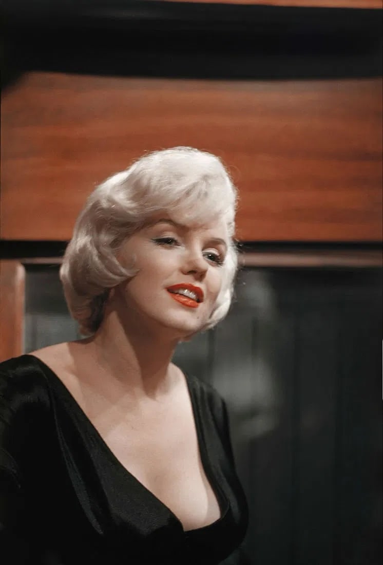 MARILYN MONROE (AMERICAN) PRINT ON PAPER: Marilyn Monroe (American) Print on Paper.