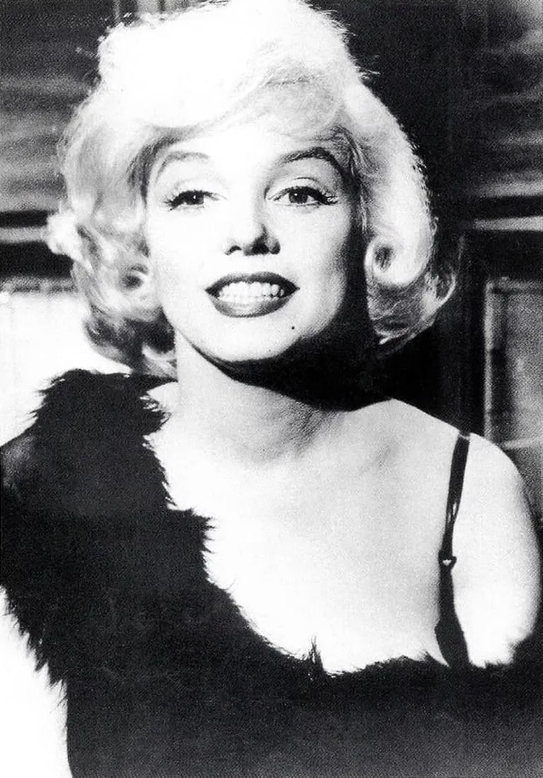 MARILYN MONROE (AMERICAN) PRINT ON PAPER: Marilyn Monroe (American) Print on Paper.