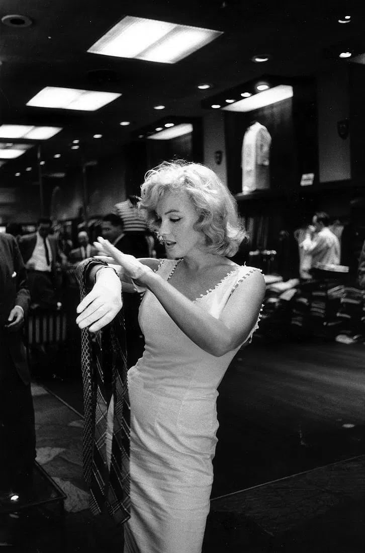 MARILYN MONROE (AMERICAN) PRINT ON PAPER: Marilyn Monroe (American) Print on Paper.