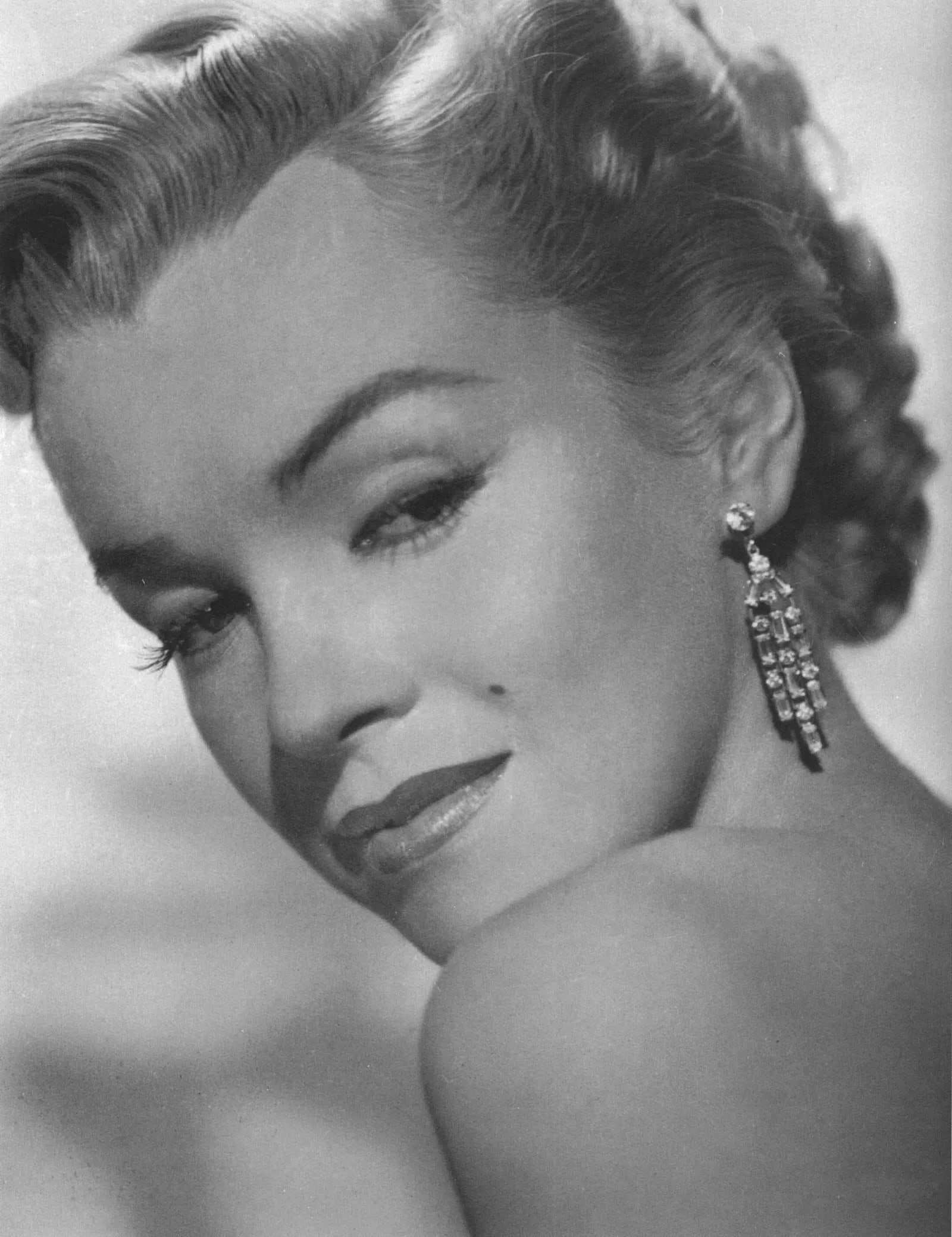 MARILYN MONROE (AMERICAN) PRINT ON PAPER: Marilyn Monroe (American) Print on Paper.