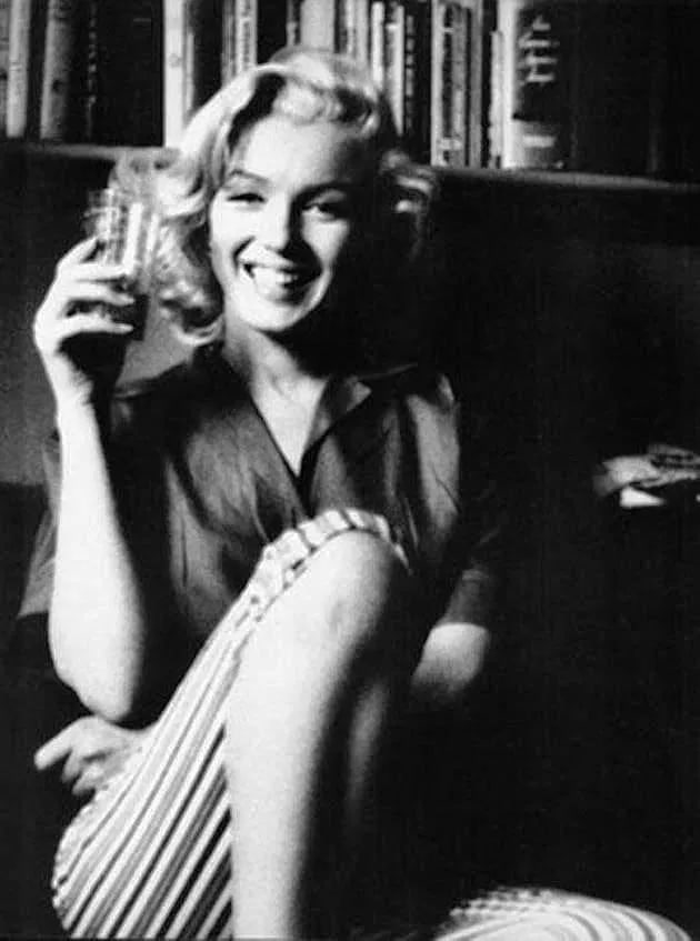 MARILYN MONROE (AMERICAN) PRINT ON PAPER: Marilyn Monroe (American) Print on Paper.