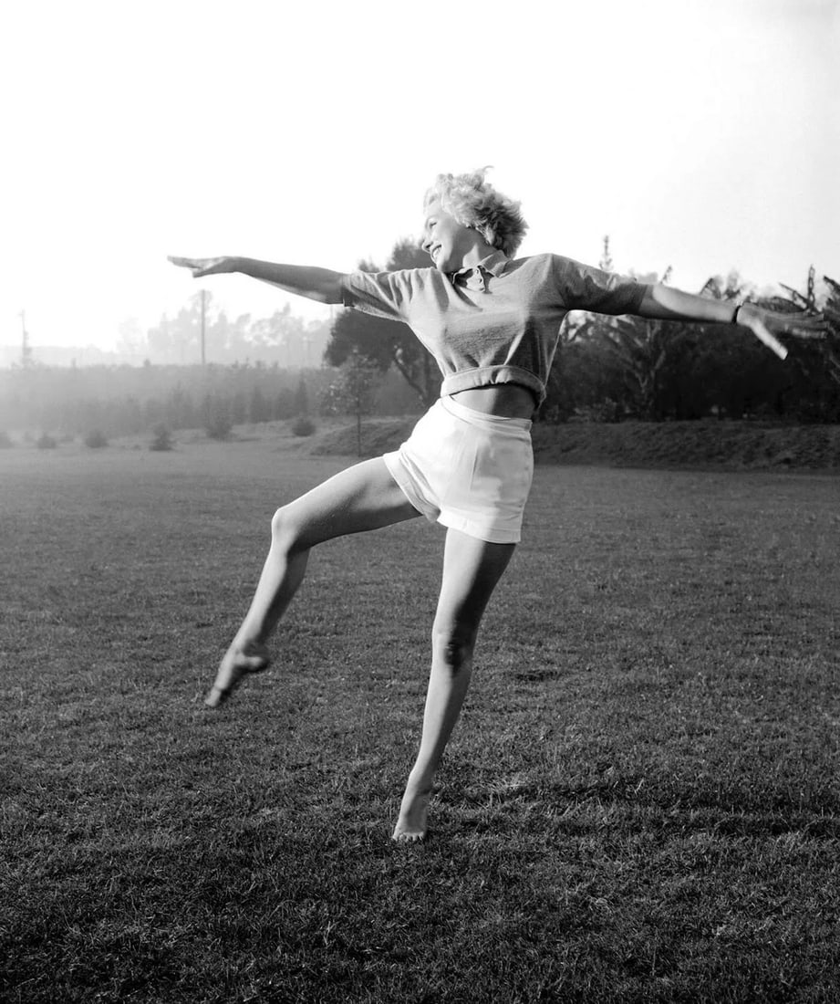 DAVID CICERO MARILYN MONROE (AMERICAN) PRINT ON PAPER: David Cicero Marilyn Monroe (American) Print on Paper.