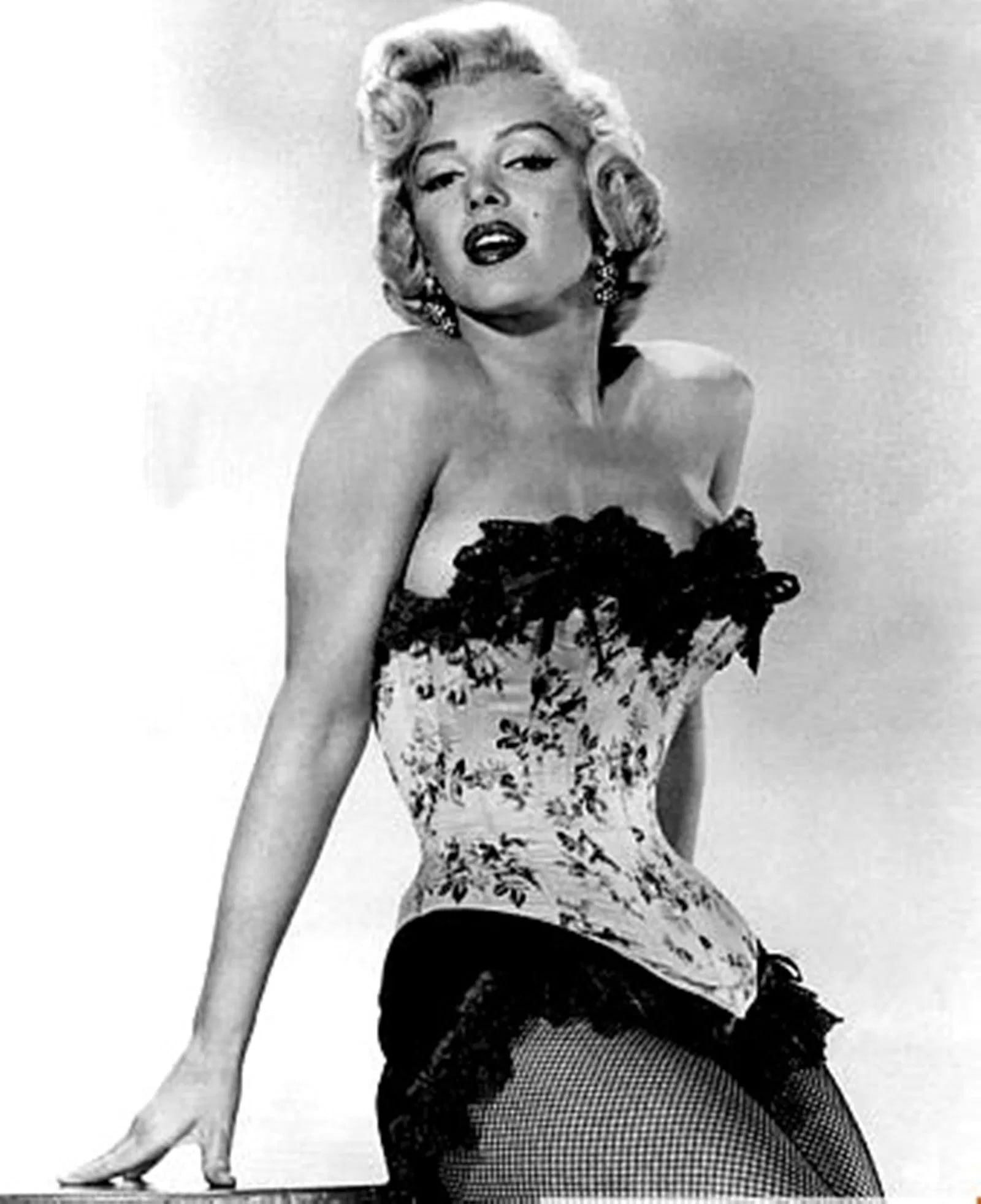 FRANK POWOLNY MARILYN MONROE (AMERICAN) PRINT ON PAPER: Frank Powolny Marilyn Monroe (American) Print on Paper.